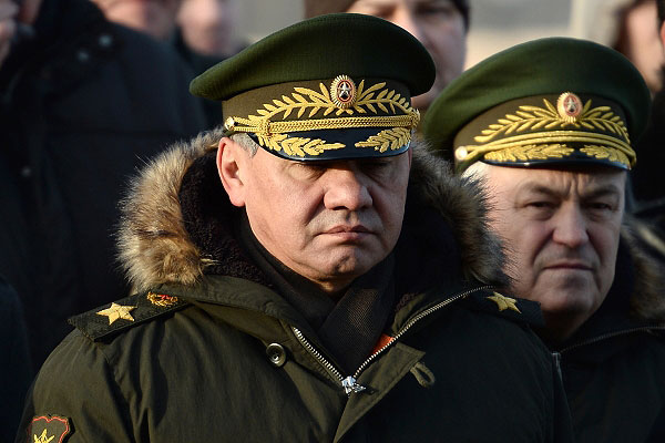 Министр обороны РФ Сергей Шойгу (слева) во время похорон конструктора стрелкового оружия Михаила Калашникова на центральной аллее пантеона Героев Федерального военно-мемориального кладбища в Мытищах.