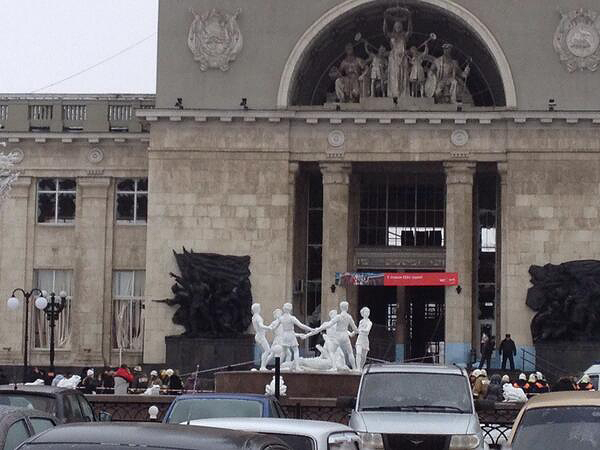 Взрыв на железнодорожном вокзале в центре Волгограда прогремел в воскресенье в 12:45. По предварительным данным, взрывное устройство неустановленной пока мощности сработало перед рамкой металлоискателя на центральном входе в здание.