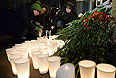 Люди у представительства Волгоградской области в Москве во время акции в память о жертвах терактов в Волгограде.