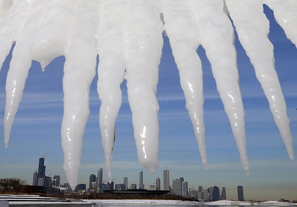 В результате снежных бурь в Канаде и на северо-востоке США толщина снежного покрова достигла 60 см, снег вызывал транспортный хаос в этом регионе Северной Америки.