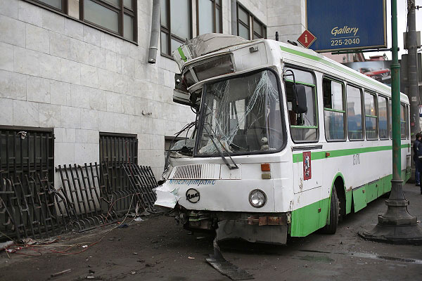 На Большой Тульской улице автобус маршрута номер 9 врезался в административное здание - дом номер 52.