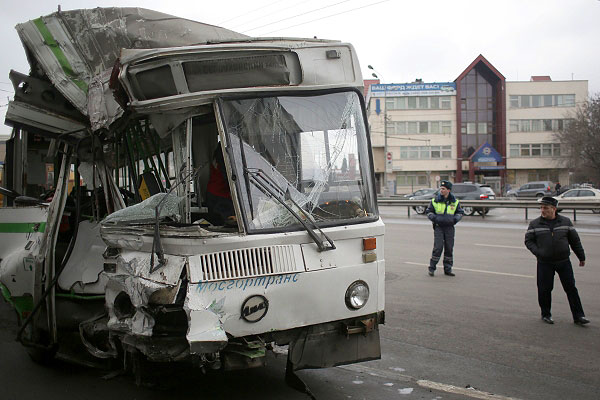 Три человека госпитализированы в результате столкновения пассажирского автобуса со зданием на юге Москвы. Ранее примерно в 08:30 мск на Большой Тульской улице автобус маршрута номер 9 врезался в административное здание - дом номер 52.