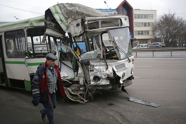 Три человека госпитализированы в результате столкновения пассажирского автобуса со зданием на юге Москвы. Ранее примерно в 08:30 мск на Большой Тульской улице автобус маршрута номер 9 врезался в административное здание - дом номер 52.