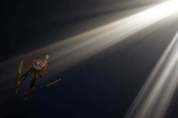 Швейцарский спорстмен  Симон Амман в прыжке над австрийским Бишофсхофеном.