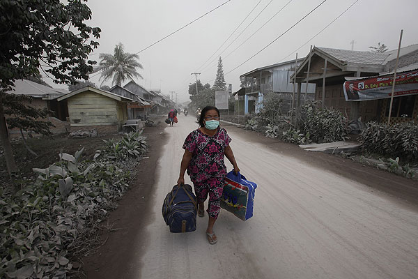"Самоэвакуация" по-индонезийски. Жительница Суматры спасается от вулкана Синабунг.