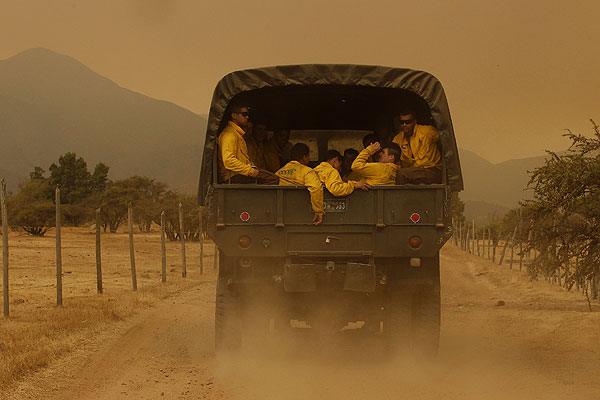 Чилийские пожарные в дороге.