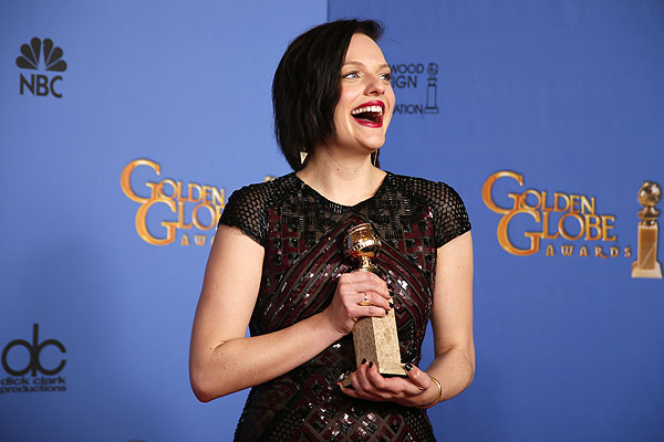 Элизабет Мосс со своей наградой в номинации "Лучшая актриса минисериала или телефильма", полученной за роль в новозеландском минисериале "Вершина озера".