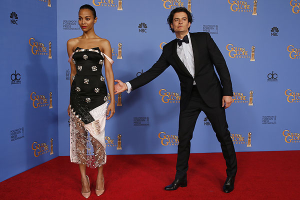 Зои Салдана и Орландо Блум перед началом церемонии застыли в странных позах.