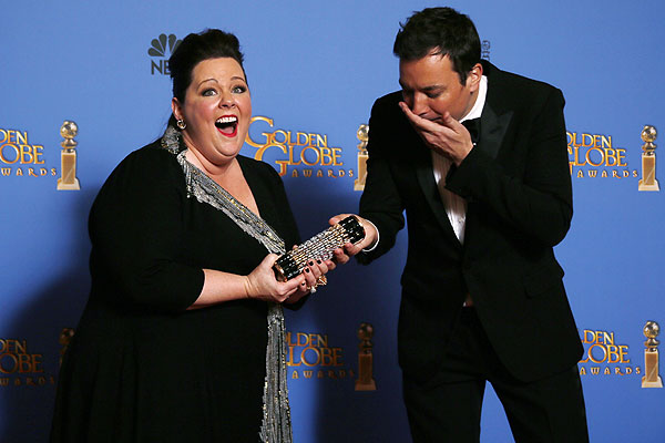 Участники церемонии Мелисса МакКарти и Джимми Фэллон разыгрывают сценку, в которой Фэллон принимает клатч МакКарти за статуэтку "Золотой глобус".