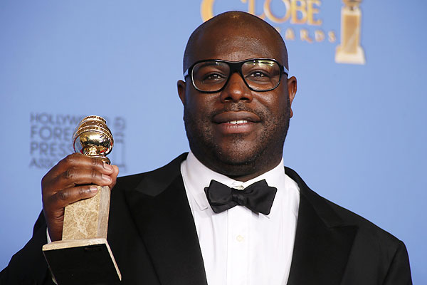 Режиссер картины "12 лет рабства" Стив МакКуин с наградой за лучший фильм.