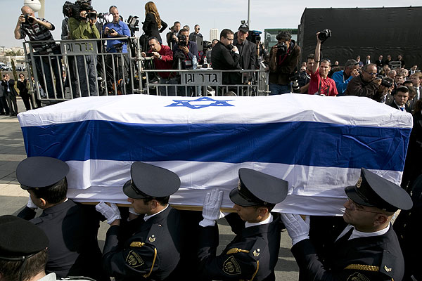 Бывший глава израильского правительства скончался в субботу в возрасте 85 лет в израильской больнице "Шеба". Он находился в коме с 2006 года после того, как перенес инсульт. 1 января его состояние значительно ухудшилось.