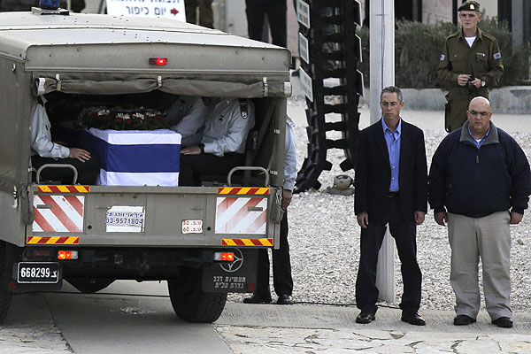 Справа от гроба с телом Ариэля Шарона стоят его сыновья Гилад и Омри.