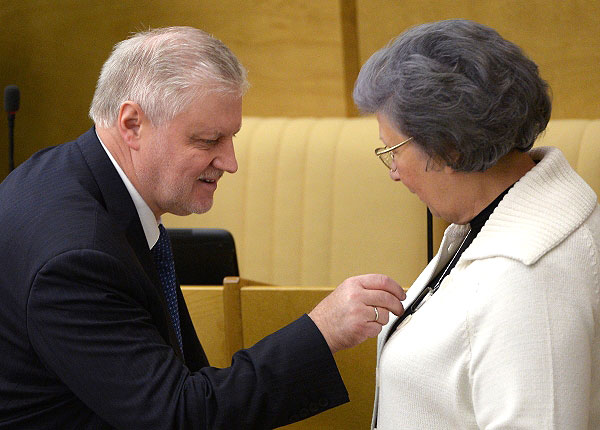 Член комитета Государственной Думы по жилищной политике и жилищно-коммунальному хозяйству Сергей Миронов и заместитель председателя комитета Государственной Думы по регламенту и организации работы ГД Светлана Горячева во время первого пленарного заседания весенней сессии Государственной Думы Российской Федерации.