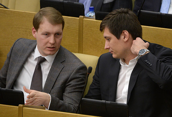 Член комитета Государственной Думы по делам Содружества Независимых Государств, евразийской интеграции и связям с соотечественниками Роберт Шлегель (слева) и член комитета Государственной Думы по делам Содружества Независимых Государств, евразийской интеграции и связям с соотечественниками Дмитрий Гудков во время первого пленарного заседания весенней сессии Государственной Думы Российской Федерации.