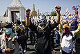 Антиправительственные демонстранты в Бангкоке накануне пригрозили похитить премьер-министра Йинглак Чинават и добиться закрытия всех правительственных учреждений. Антиправительственные вступления в Бангкоке начались в конце минувшего года.