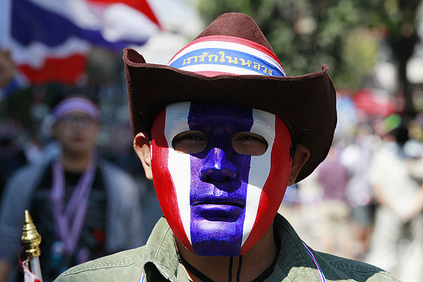 Требованием демонстрантов является отставка правительства во главе с Йинглак Чинават. Оппозиция выступает и против парламентских выборов, которые, вероятнее всего, выиграет партия главы правительства.