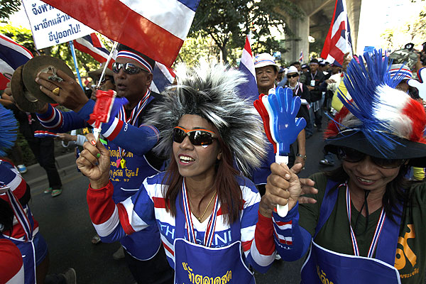 Требованием демонстрантов является отставка правительства во главе с Йинглак Чинават. Оппозиция выступает и против парламентских выборов, которые, вероятнее всего, выиграет партия главы правительства.