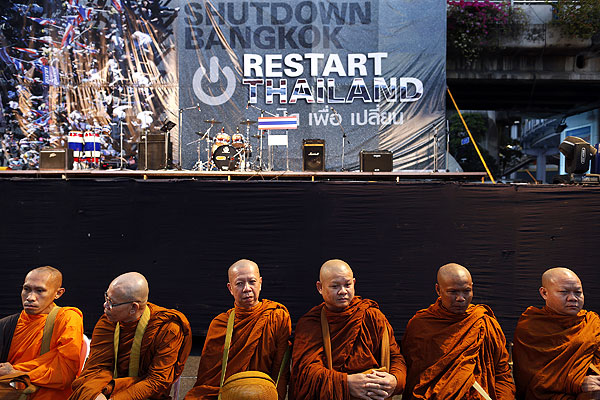 Таиландская оппозиция с понедельника начала серию широкомасштабных акций протеста в Бангкоке с целью блокировать деятельность госучреждений и парализовать движение транспорта на основных столичных магистралях.