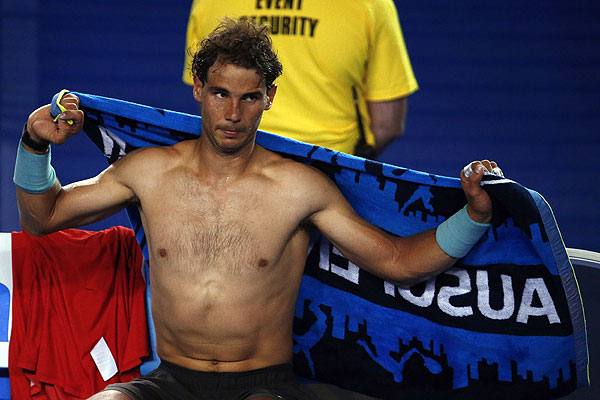 Рафаэль Надаль спасается от жары.