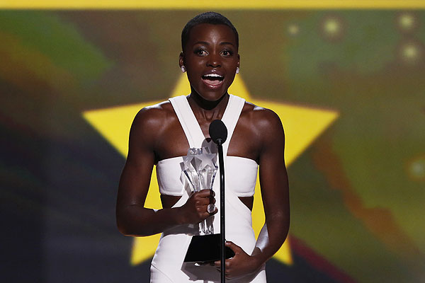 Люпита Нионго со своей наградой за лучшую роль второго плана в фильме "12 лет рабства".