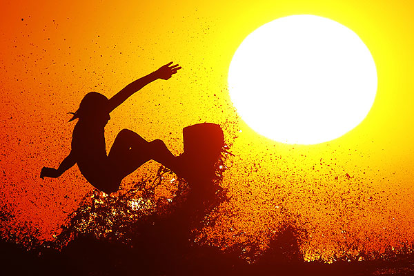 Калифорнийский сервер Коул Клисби встречает закат.