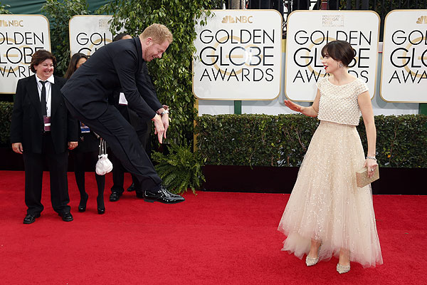 Джесс Тайлер Фергюсон подпрыгивает перед Зои Дешанель на церемонии вручения наград "Золотой глобус".