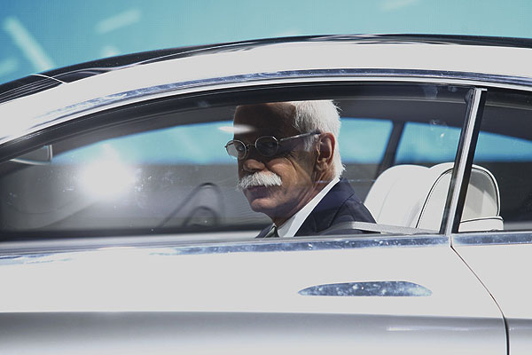 Дитер Цетше, председатель правления Daimler AG, глава Mercedes-Benz Cars, выглядывает из авто на Международном автосалоне в Детройте.