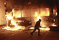 В ходе столкновений в центре Киева сгорела милицейская спецтехника.