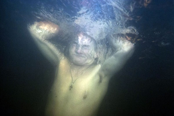 Верующие окунаются в прорубь в реке Истра.