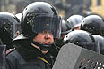 Сотрудники правоохранительных органов во время столкновений с протестующими у стадиона "Динамо" в Киеве.