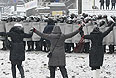 Киевские женщины взявшись за руки идут навстречу сотрудникам правоохранительных органов Украины.