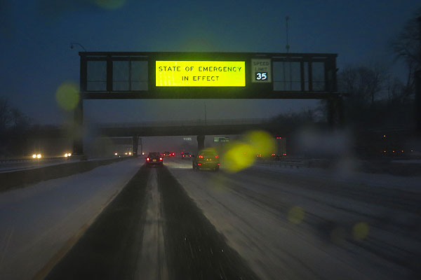 Власти трех штатов — Нью-Йорка, Нью-Джерси и Делавэра — объявили о введении режима чрезвычайного положения.