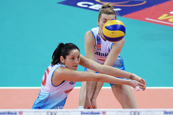 Игроки ЖВК "Динамо" Татьяна Кошелева (слева) и Марина Марченко в матче женской Европейской Лиги чемпионов 2013/14 между ВК "Динамо-Казань" (Россия, Казань) и ЖВК "Динамо" (Россия, Москва).