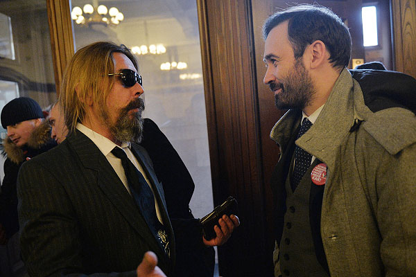 Депутат Госдумы РФ Илья Пономарев и музыкант, лидер группы "Коррозия Металла" Сергей "Паук" Троицкий (справа налево) перед процедурой подачи документов для участия в выборах на пост мэра города Новосибирска.