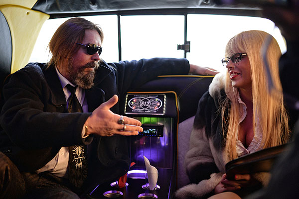 Музыкант, лидер группы "Коррозия Металла" Сергей "Паук" Троицкий дает интервью журналистам в лимузине перед подачей документов для участия в выборах на пост мэра города Новосибирска.