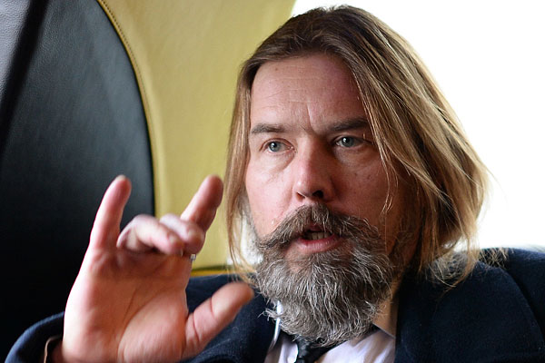 Музыкант, лидер группы "Коррозия Металла" Сергей "Паук" Троицкий дает интервью журналистам в лимузине перед подачей документов для участия в выборах на пост мэра города Новосибирска.