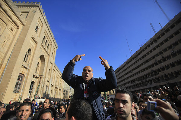 После прогремевших взрыв в Каире начались массовые акции протеста.