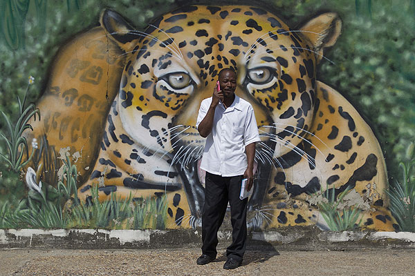 Строитель разговаривает по телефону в Манаусе, что на севере Бразилии.