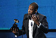 Хип-хоп исполнитель Jay-Z получает награду за лучшую рэп-композицию Holy Grail.