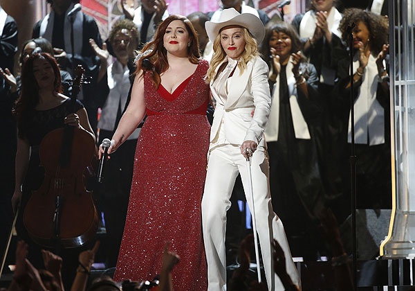 Певицы Мэри Ламберт и Мадонна исполняют песню Same Love.