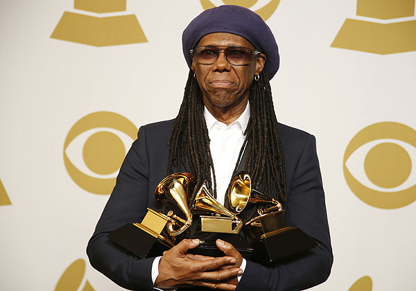 Найл Роджерс позирует с граммофонами "Грэмми", которые получила их совместная работа с группой Daft Punk и их альбомом Get Lucky.