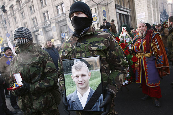 Во время похорон активиста Михаила Жизневского, погибшего в результате протестных акций.