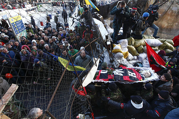 Сторонники Евроинтеграции Украины во время похорон активиста Михаила Жизневского, погибшего в результате протестных акций.