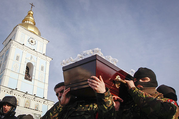 Сторонники Евроинтеграции Украины во время похорон активиста Михаила Жизневского, погибшего в результате протестных акций.