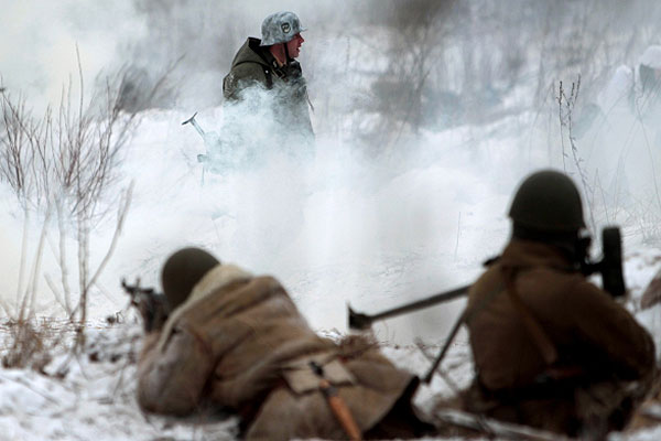 Участники военно-исторической реконструкции "В полосе прорыва", посвященной освобождению Ленинграда от фашистской блокады, в Ломоносовском районе Ленинградской области.