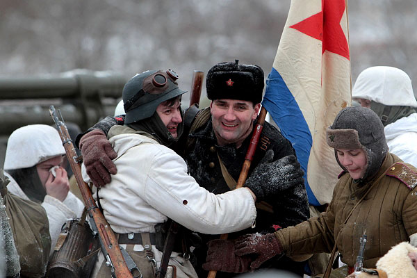 Участники военно-исторической реконструкции "В полосе прорыва", посвященной освобождению Ленинграда от фашистской блокады, в Ломоносовском районе Ленинградской области.
