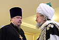 Глава синодального Отдела РПЦ по взаимоотношениям церкви и общества протоиерей Всеволод Чаплин (слева) и Верховный муфтий России Талгат Таджуддин на парламентских слушаниях в Совете Федерации РФ.