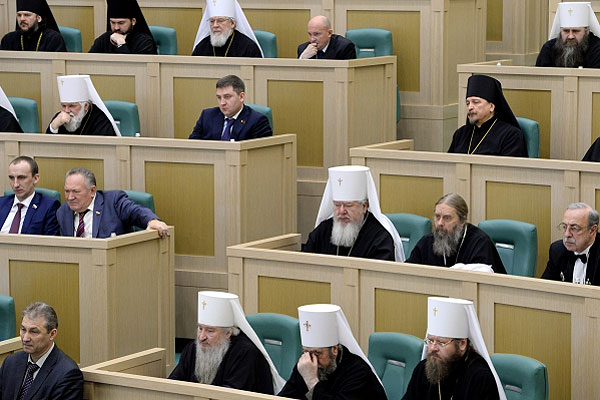 Сенаторы и представители духовенства на парламентских слушаниях в Совете Федерации РФ.