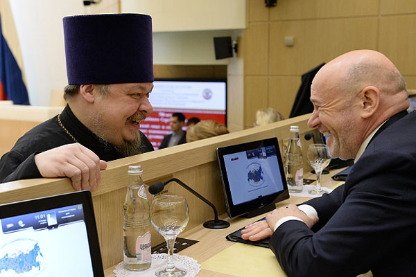 Глава синодального Отдела РПЦ по взаимоотношениям Церкви и общества протоиерей Всеволод Чаплин (слева) и председатель Мосгордумы Владимир Платонов на парламентских слушаниях в Совете Федерации РФ.
