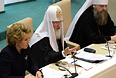 Председатель Совета Федерации РФ Валентина Матвиенко, Патрирах Московский и Всея Руси Кирилл и митрополит Ростовский и Новочеркасский Меркурий (слева направо) на Рождественских парламентских слушаниях в Совете Федерации РФ.